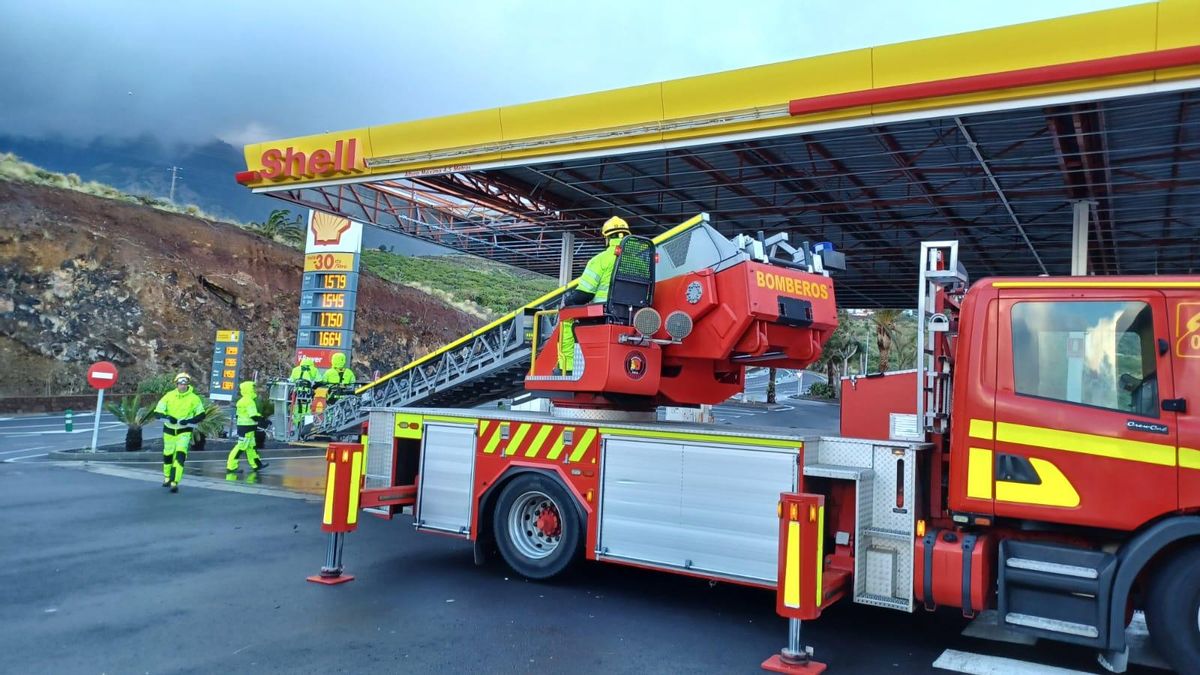 La caída de placas del techo de la gasolinera de La Grama obliga a cortar la carretera LP-3