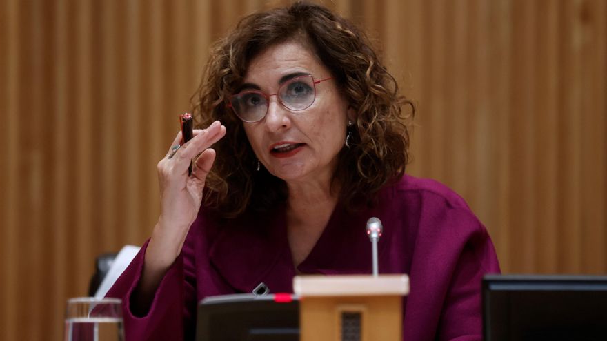 La ministra de Hacienda, María Jesús Montero, presenta el proyecto de Ley de Presupuestos Generales del Estado para 2022 este miércoles en el Congreso de los Diputados. EFE/Juan Carlos Hidalgo