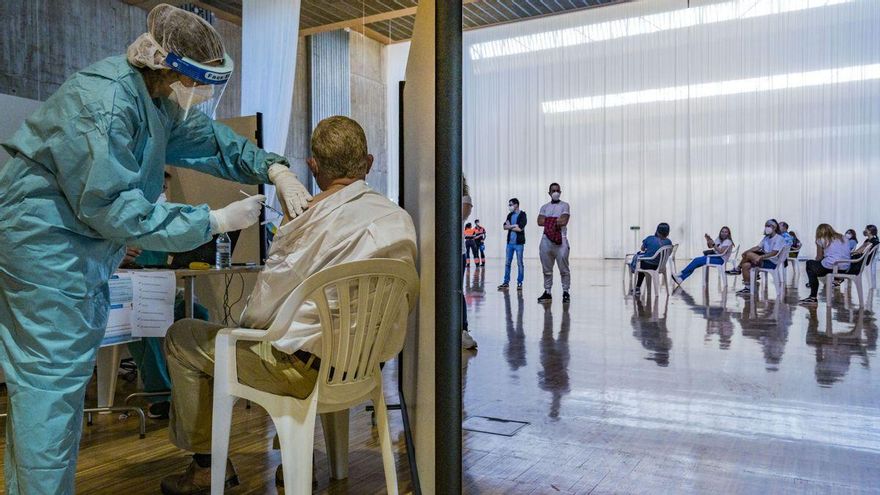 Una sanitaria vacuna a un hombre de más de 60 años en Santander