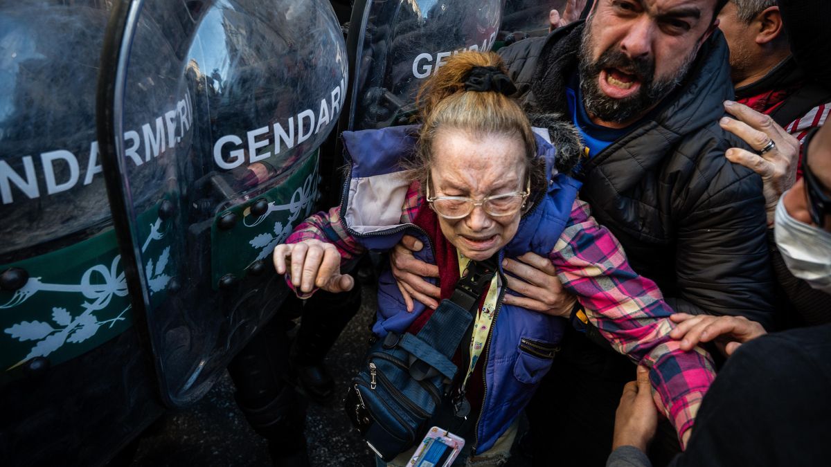 Efectivos de la Gendarmería Nacional reprimen a las y los jubilados que protestaban en contra del veto de Javier Milei a la Ley de Movilidad Jubilatoria.