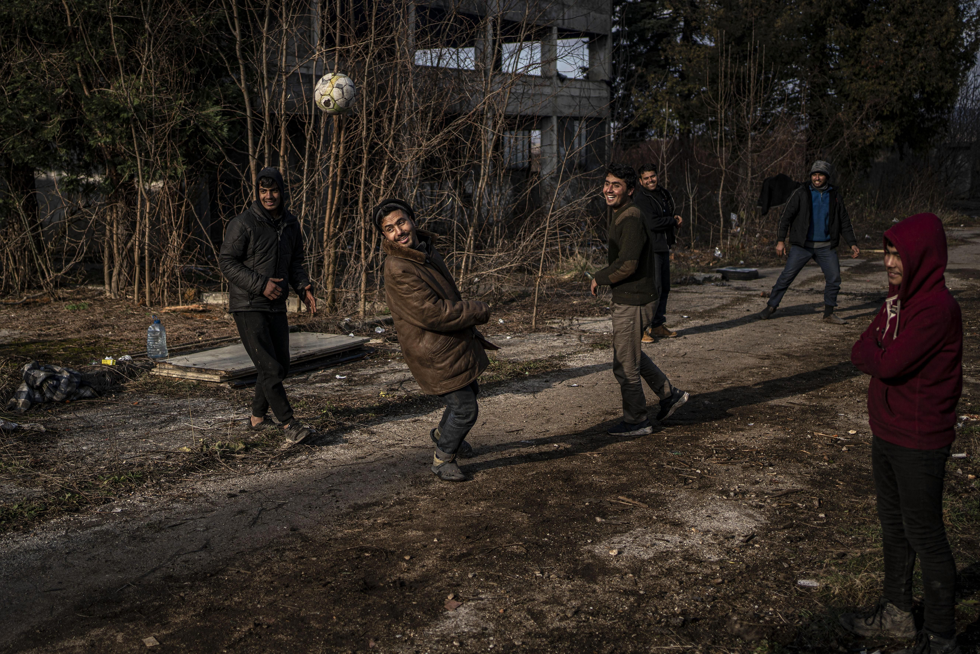 Los días que sale el sol, el grupo de afganos de la fábrica juega al fútbol o al críquet