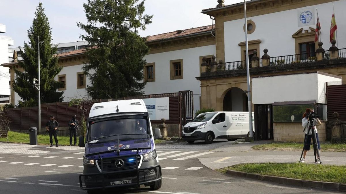 Un convoy de la Ertzaintza vigilado por un helicóptero para trasladar 230 presos del viejo Martutene a Zubieta