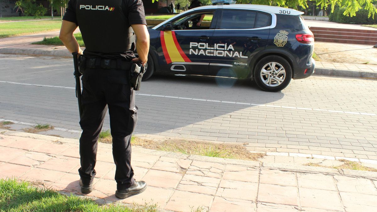 La policía detiene a cinco jóvenes por insultos homófobos e intento de robo a varios hombres en el jardín del Túria