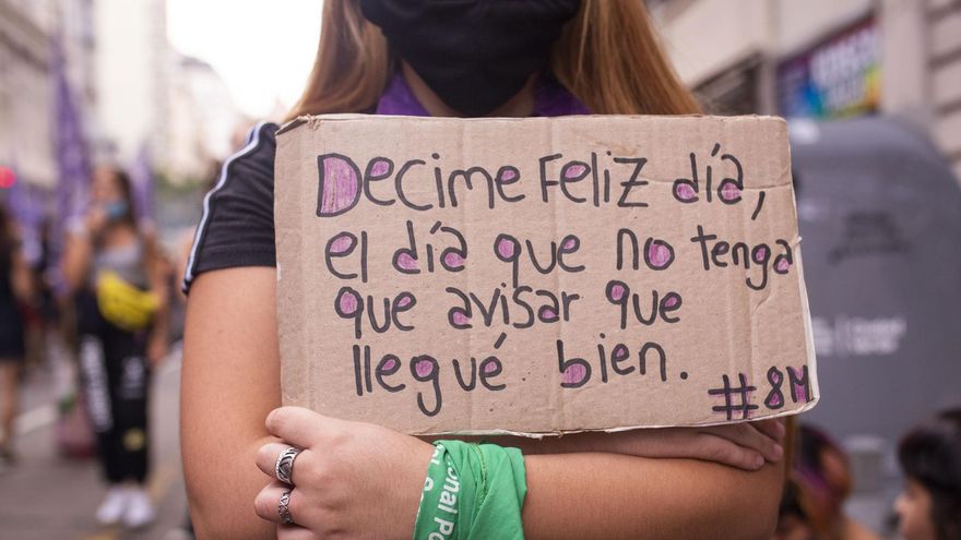 "El Estado es responsable" y "Reforma judicial feminista": reclamos en la marcha feminista que llenó la Plaza Congreso