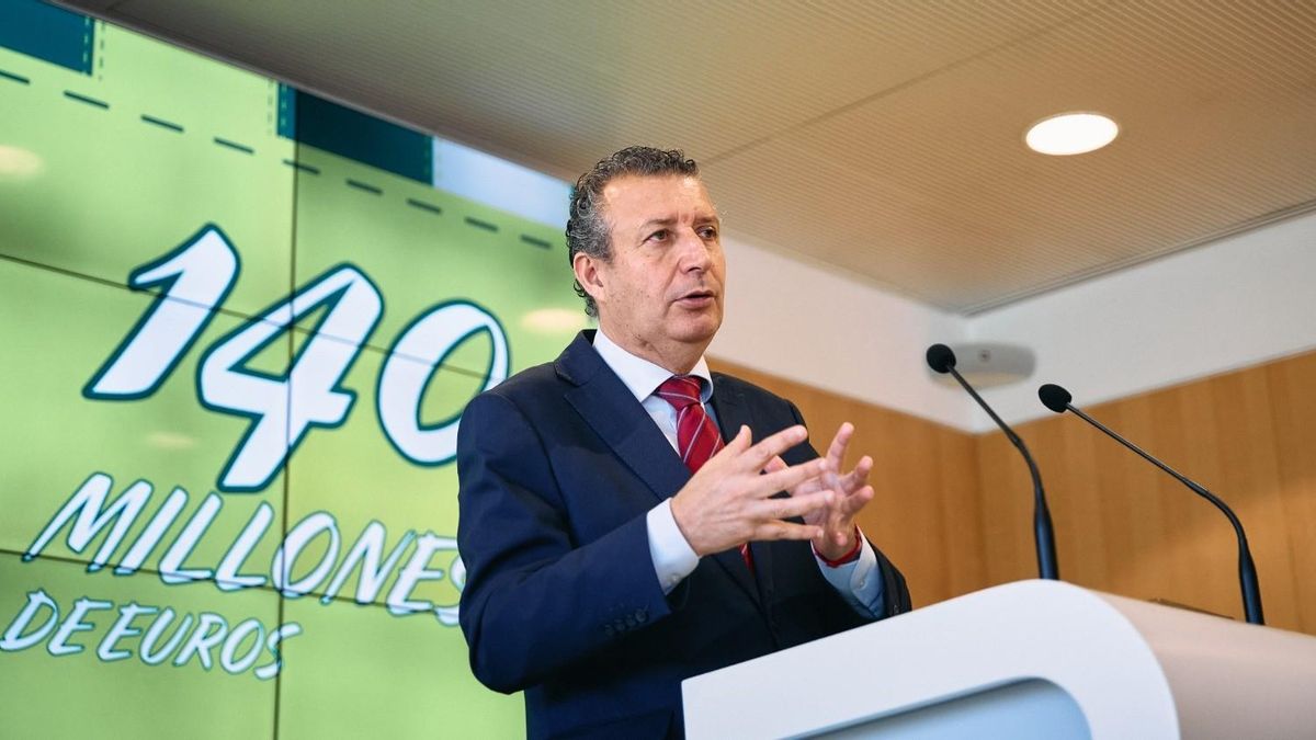 Javier Fernández, presidente de la Diputación, presenta el nuevo plan.