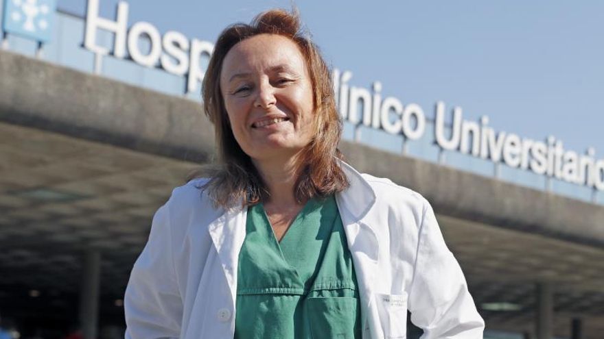 La doctora Ana López posa frente el Hospital Clínico de Santiago, durante una entrevista a Efe en la que afirma: "Teníamos la preocupación de no dar la talla. Eso crea inquietud, agobio y mucha inseguridad. Acabaremos venciéndolo, pero este virus nos ha zarandeado".