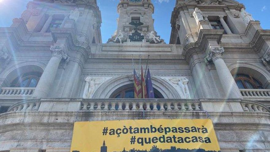 La pancarta desplegada en el balcón del Ayuntamiento con motivo del luto oficial