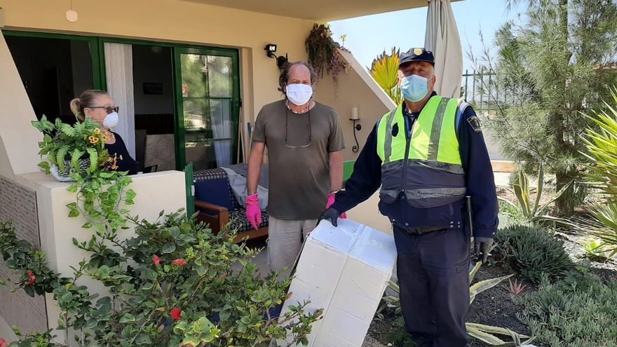 Entrega de 500 mascarillas al Ayuntamiento de Antigua por parte de un vecino.