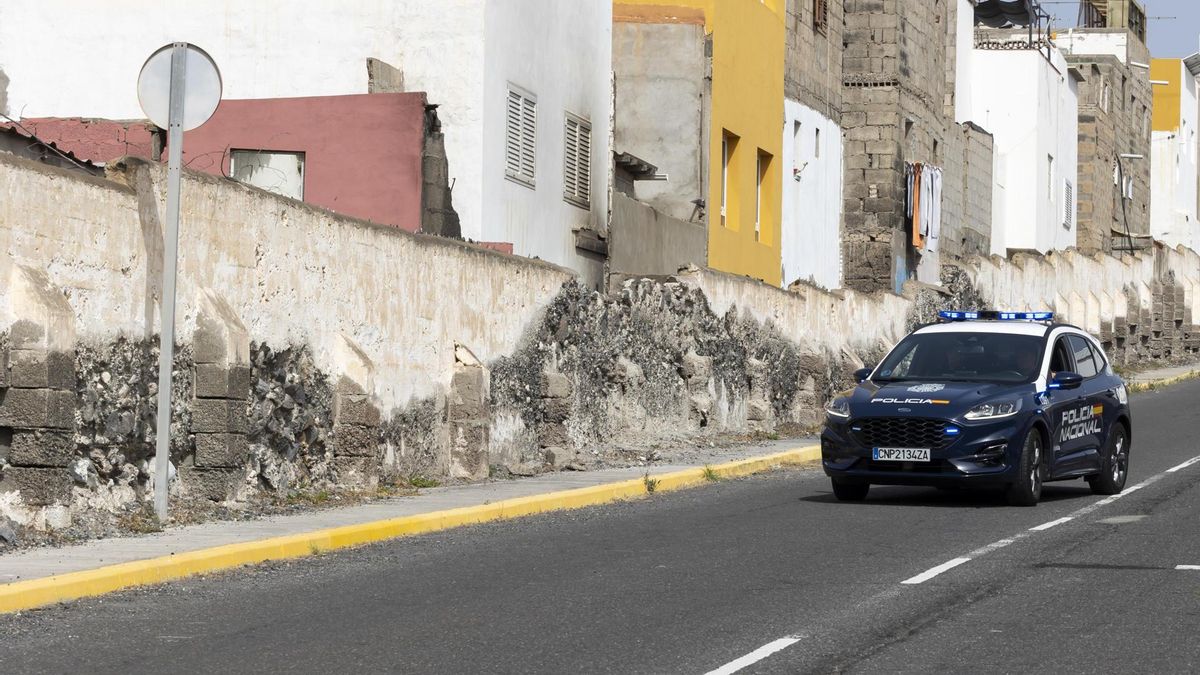 Un vehículo policial delante del inmueble donde sucedieron los hechos. EFE/Quique Curbelo