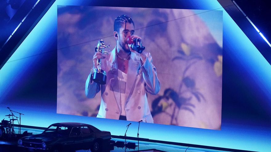 Bad Bunny besa la cima del mundo en los premios MTV VMA: "Sabía que podía ser grande sin cambiar mi cultura"