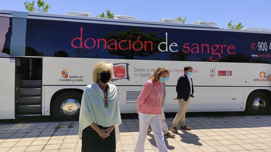 La consejera de Sanidad, Veróni Casado, durante la presentación de las nuevas unidades móviles de donación.