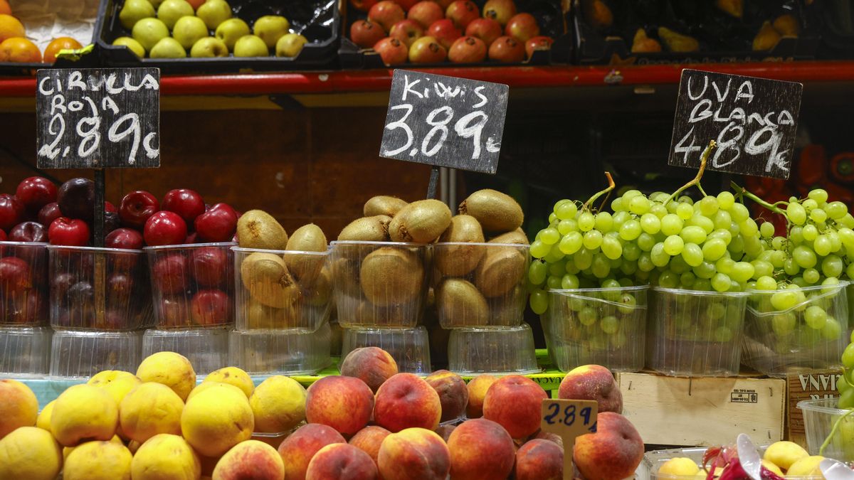 Imagen de archivo de un puesto de fruta en un mercado.