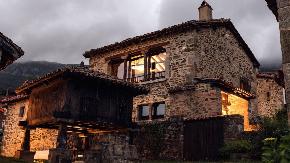 Parcialmente quemada en la Guerra de la Independencia, esta casona asturiana del XIV y grandes vistas fue realizada en sillarejo