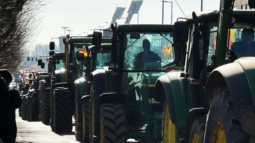 Una nueva jornada de protestas del campo provoca cortes de tráfico y el bloqueo del polígono de Villadangos