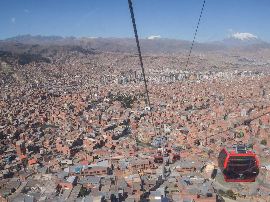 Una de las cabinas que suben a El Alto. La Paz tiene el sistema de teleféricos más grande del mundo.