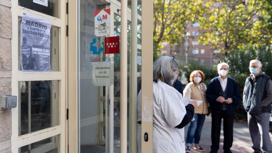 Una enfermera llama a pacientes a las puertas del Centro de Salud Federica Montseny del Servicio de Urgencias de Atención Primaria (SUAP).