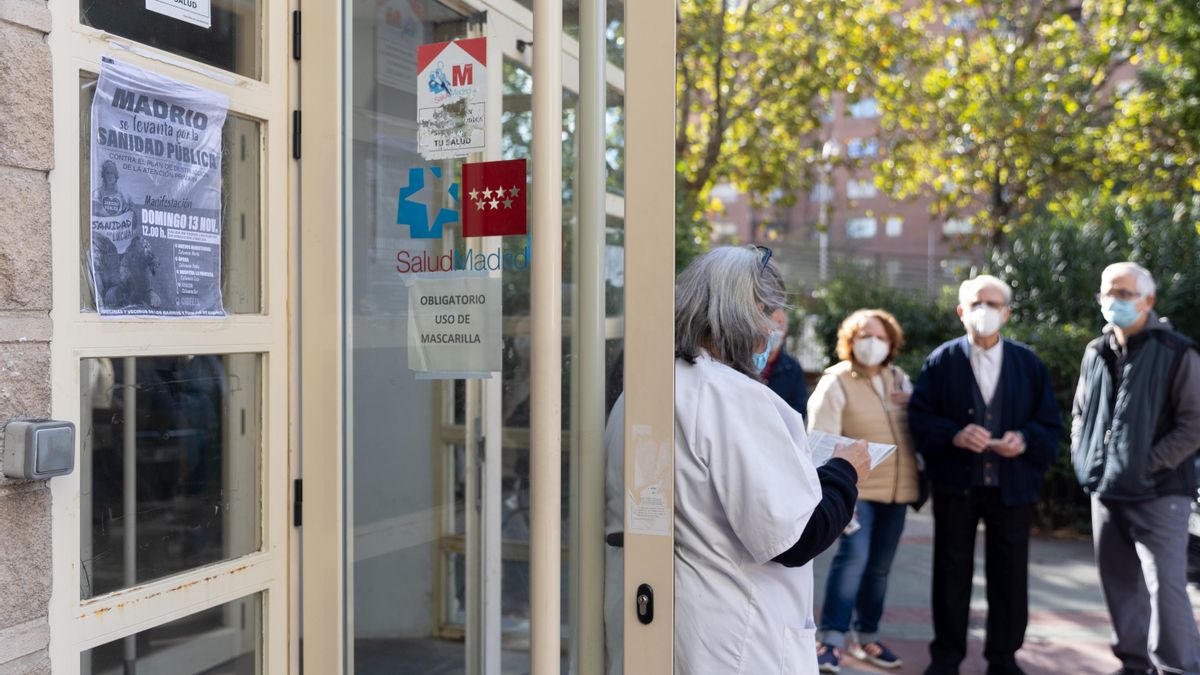 Una enfermera llama a pacientes a las puertas del Centro de Salud Federica Montseny del Servicio de Urgencias de Atención Primaria (SUAP).