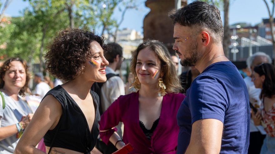 El portavoz de ERC, Gabriel Rufián, conversa con la candidata por Barcelona de Sumar, Aina Vidal (i), y la portavoz de Sumar sobre feminismo, igualdad y derechos LGTBI, Elizabeth Duval (c), antes del desfile del Pride Barcelona 2023, a 15 de julio de 2023, en Barcelona, Cataluña (España). Lorena Sopêna / Europa Press