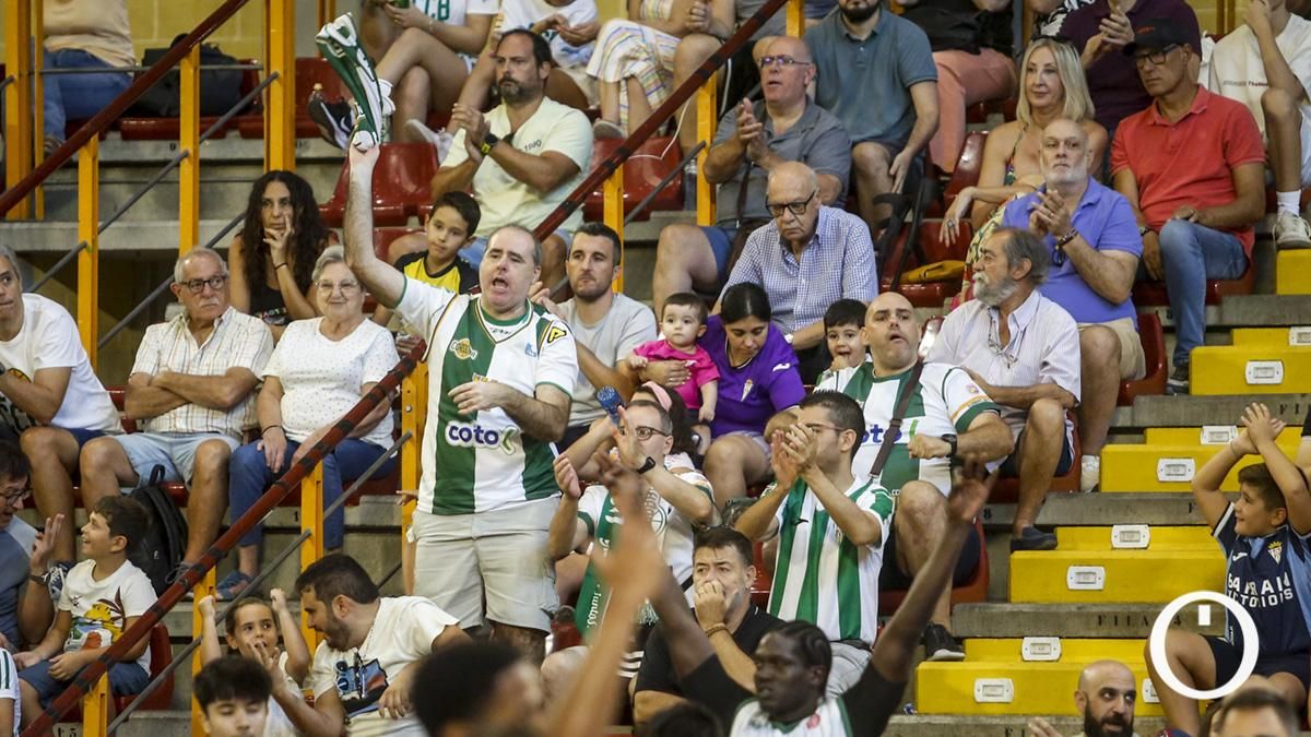 Aficionados del Coto Córdoba CB en un partido