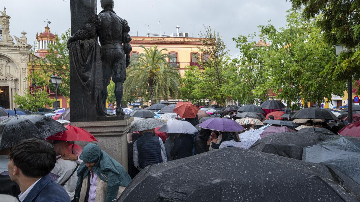 Un mar de paraguas en la plaza de San Lorenzo
