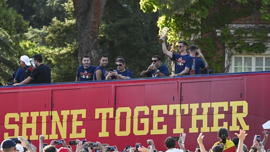 Los jugadores de la selección española recorren este lunes las calles de Madrid tras proclamarse ayer campeones del mundo