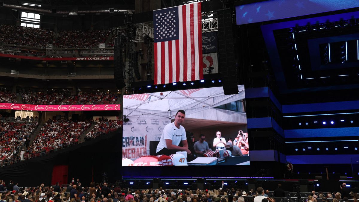 Imagen de Charlie Kirk en el Estadio State Farm de Glendale, Arizona, el 21 de septiembre de 2025, durante el homenaje al activista ultra.