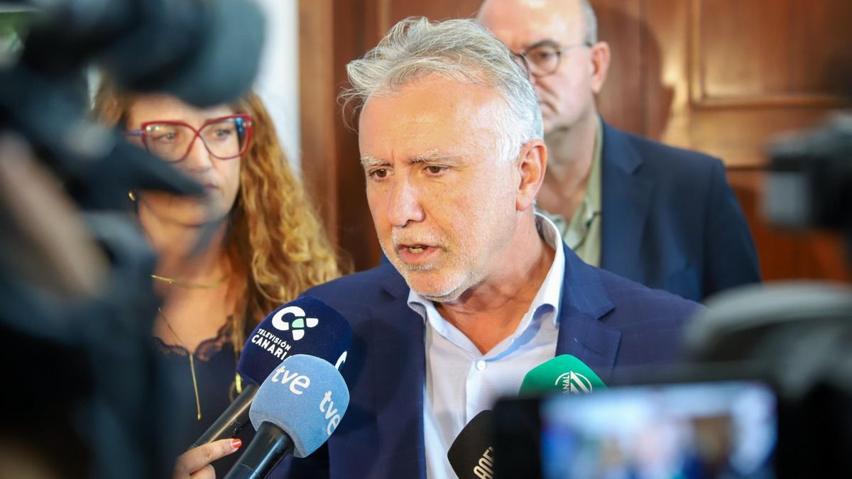 Ángel Víctor Torres atiende a los medios de comunicación. (EUROPA PRESS)