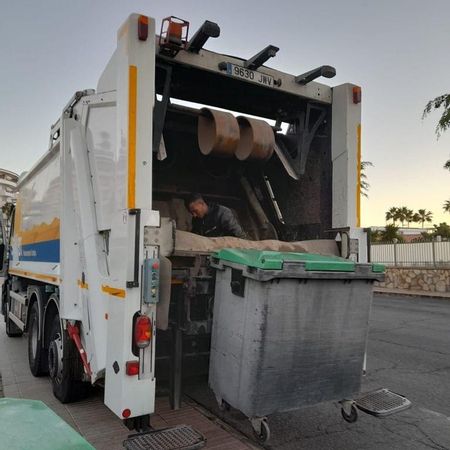 El camión de la basura donde ocurrieron los hechos, momentos después. 