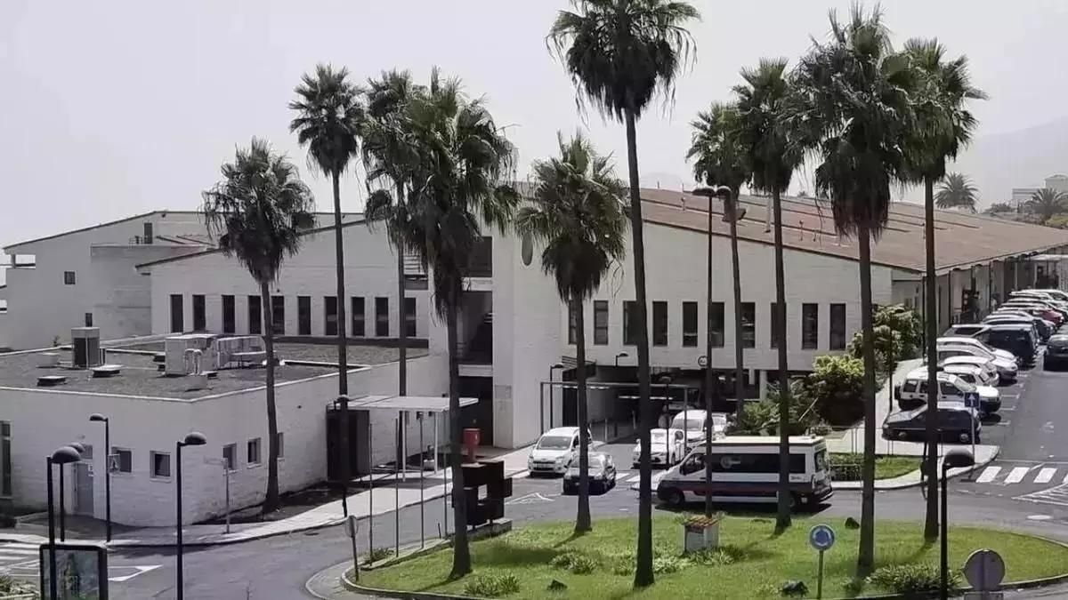 Sanidad destaca que el Hospital de La Palma “combina la telemedicina y el desplazamiento de especialistas”