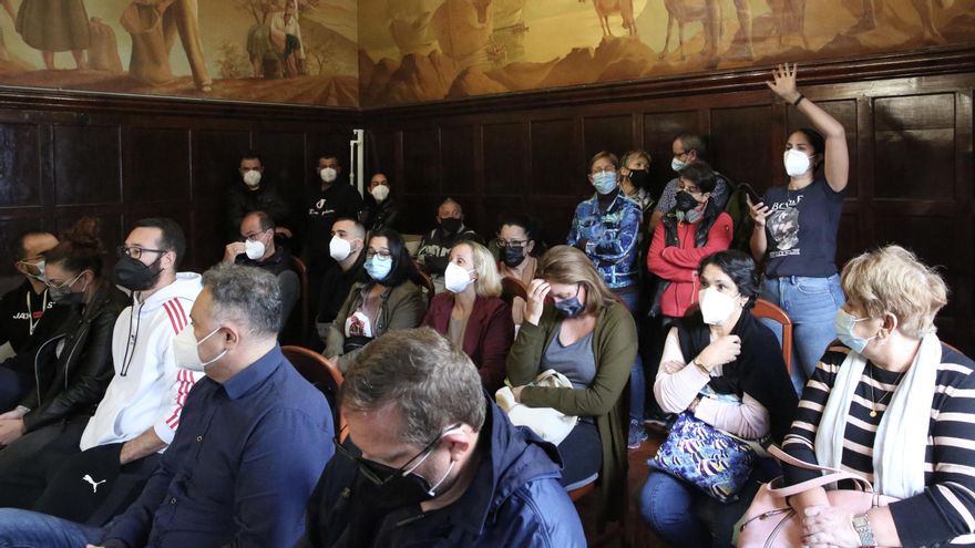 Una joven espera para hablar en la reunión que ha celebrado la alcaldesa de Los Llanos de Aridane con los afectados por el volcán