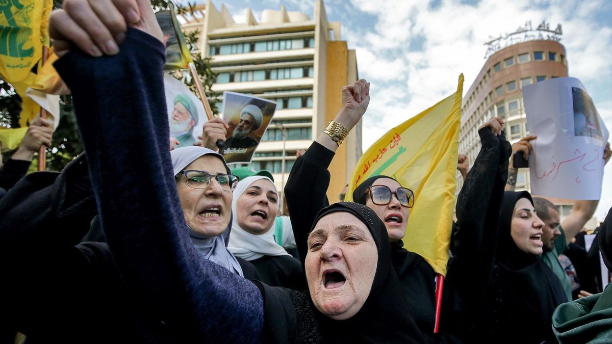 Un grupo de seguidores de Hezbolá protesta delante de la oficina del primer ministro del Líbano este jueves en Beirut.