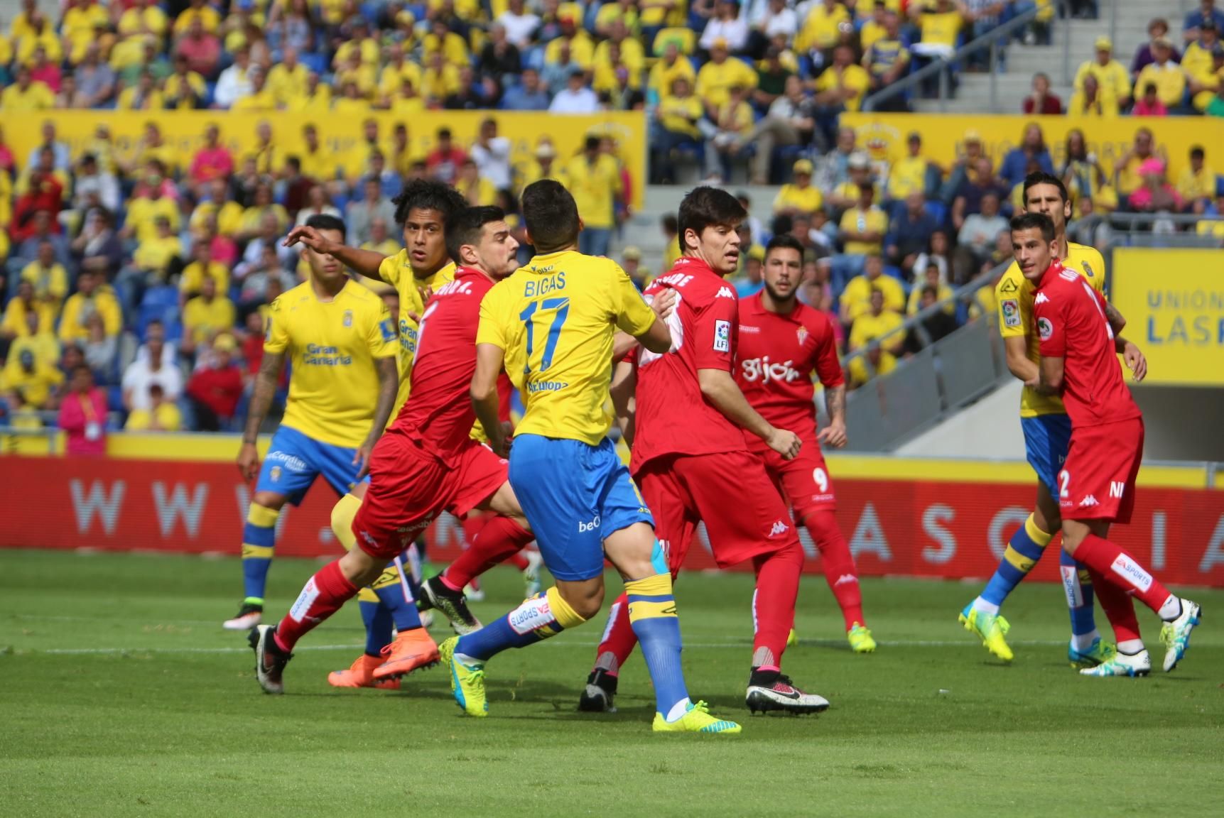 Imágenes del encuentro entre la UD Las Palmas y el Sporting de Gijón. (Alejandro Ramos).