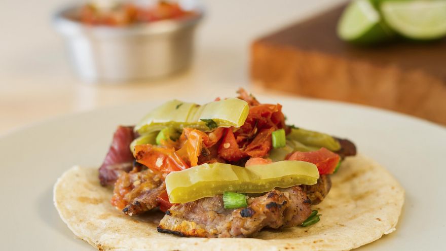 Esta é a história dos tacos mais famosos do mundo: a tradição dos tacos al pastor.