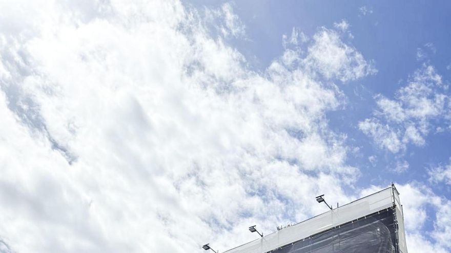 Hazte Oír despliega una lona frente al Congreso con una imagen de Pedro Sánchez y la palabra "Corrupto"