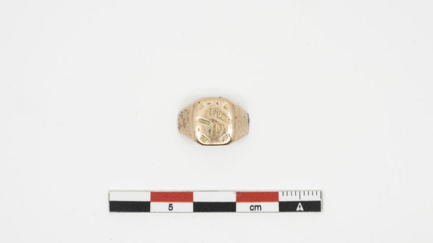 Cuando la tierra habla y alguien escucha: qué hace un anillo infantil en el baño de un campo de concentración franquista