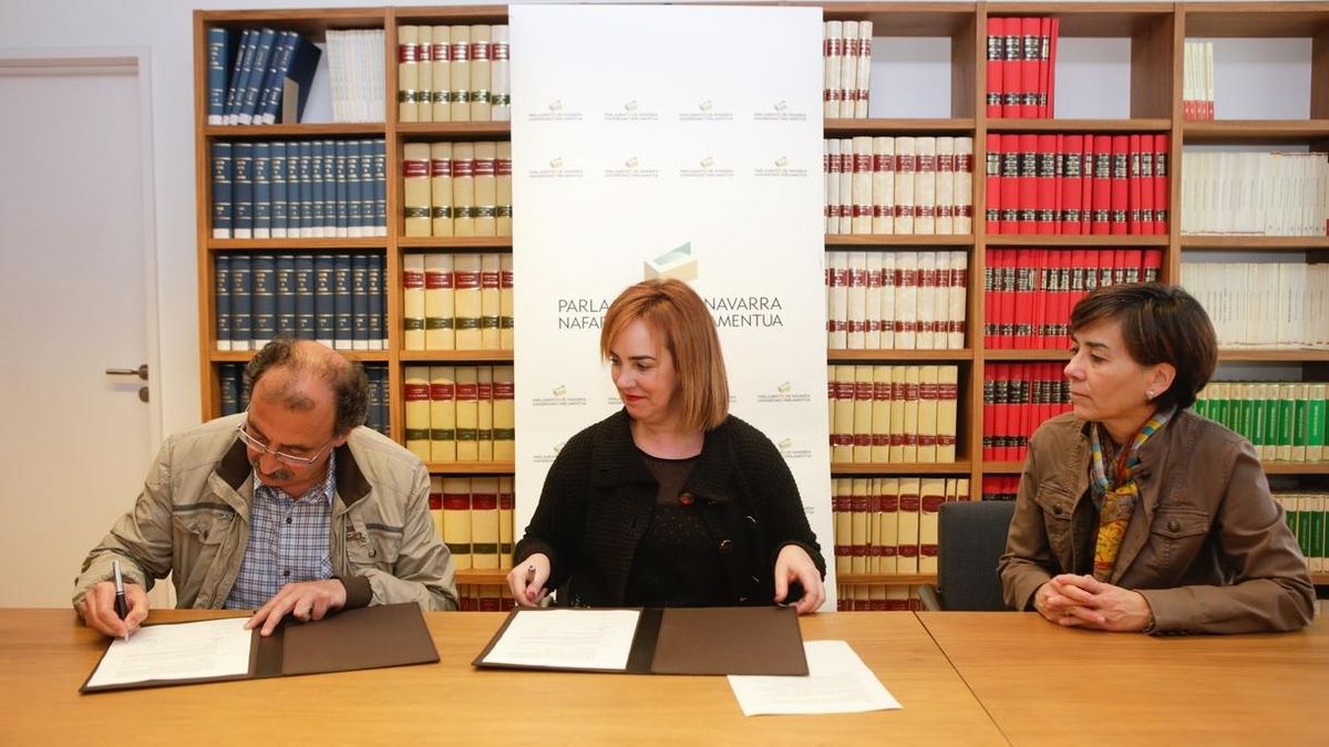 El Parlamento y la UPNA firman la entrega del material del Fondo Documental de la Memoria Histórica de Navarra