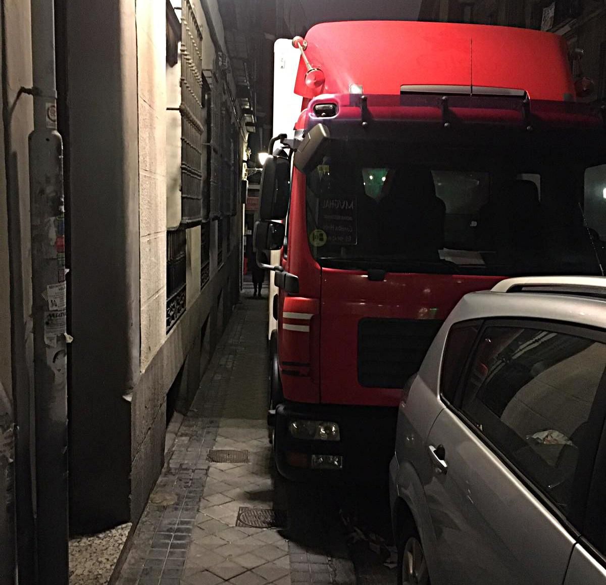 Camión de rodaje sobre la acera de San Bernardino