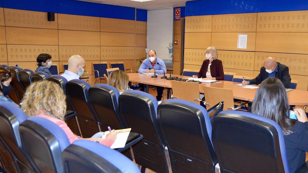 La consejera de Educación, Marina Lombó, con la Junta de Personal Docente.