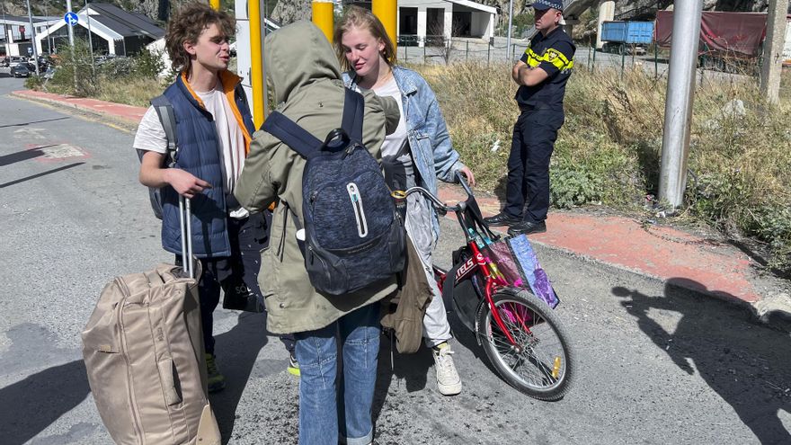 Ciudadanos rusos cruzan la frontera entre Rusia y Georgia por el puesto fronterizo de Kazbegui, a 150 kilómetros de Tiflis. EFE/ Misha Vignanski