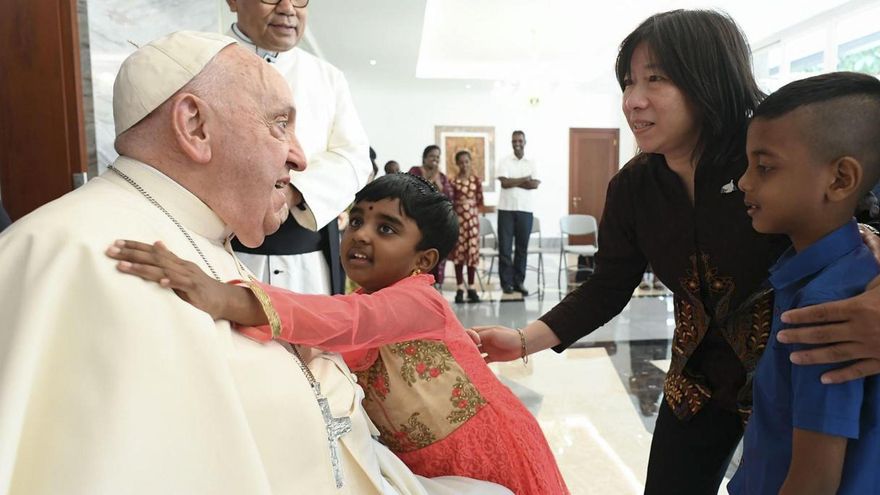 El papa Francisco visita Indonesia, el país con más musulmanes del mundo, en su gira más larga