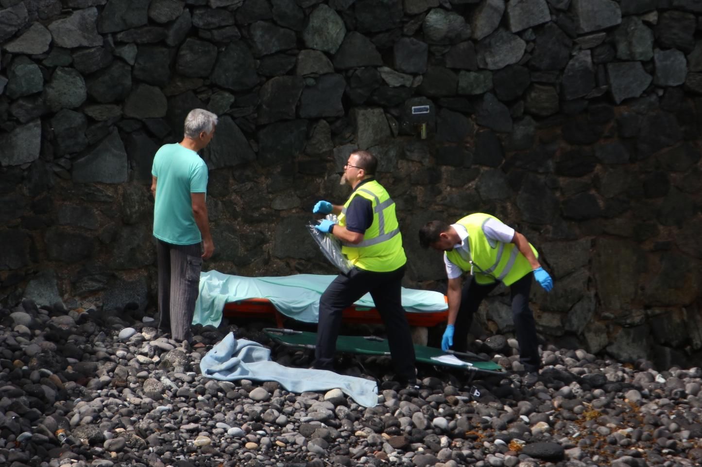 Aparece el cuerpo sin vida de una persona en la Bahía del Confital. (Alejandro Ramos)