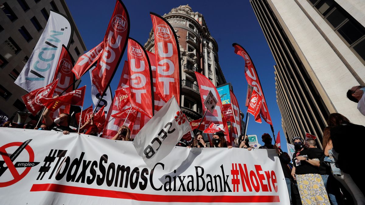 Concentración en protesta por el ERE de CaixaBank. EFE/Manuel Bruque/Archivo