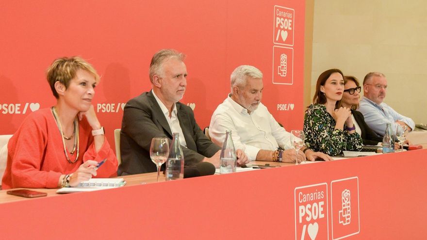 Archivo - Ejecutiva del PSOE Canarias, presidida por su secretario general, Ángel Víctor Torres