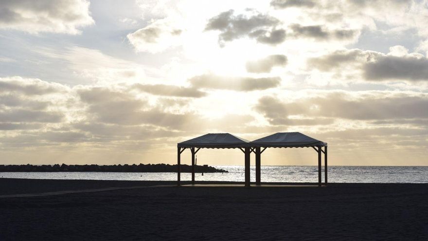 La playa de la capital acoge el proyecto ‘Arte relax’ para usuarios del Centro de Día