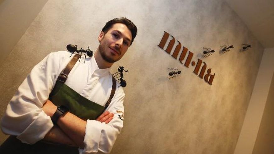 Samuel Naveira en su restaurante Mu-Na, primera estrella Michelín del Bierzo. // César Sánchez / ICAL