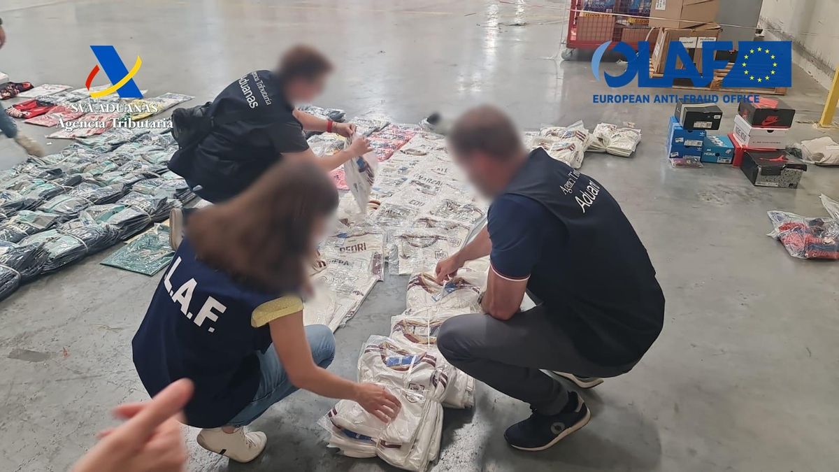 Hacienda desmantela en Madrid dos naves con ropa falsificada e interviene 2.000 camisetas de equipos del Mundial