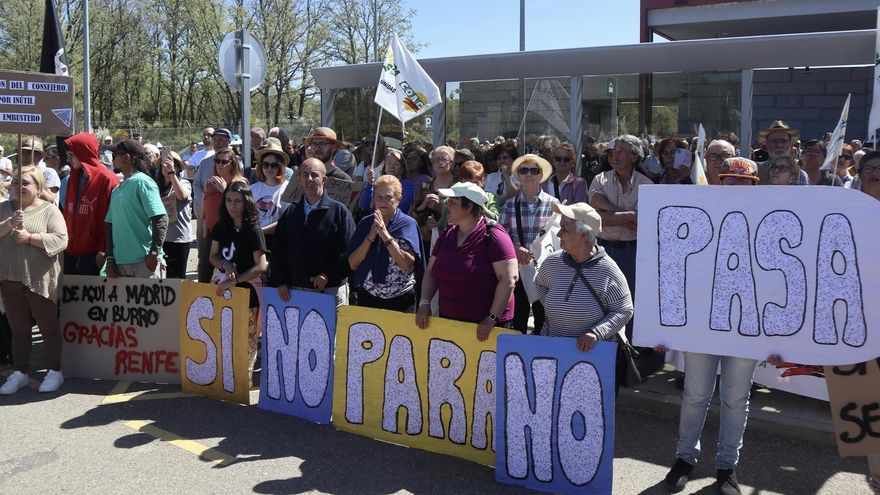 Sanabria sale a la calle para exigir que no se supriman paradas de AVE mientras la trifulca política sube de temperatura