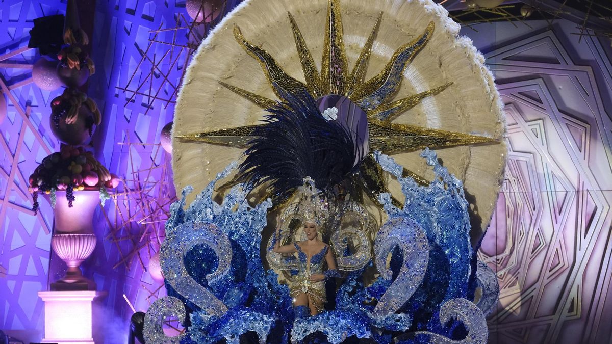 La candidata María del Mar Reyes Falcón, con la fantasía 'Sueño de cristal', diseñada por Josué Saavedra Suárez.