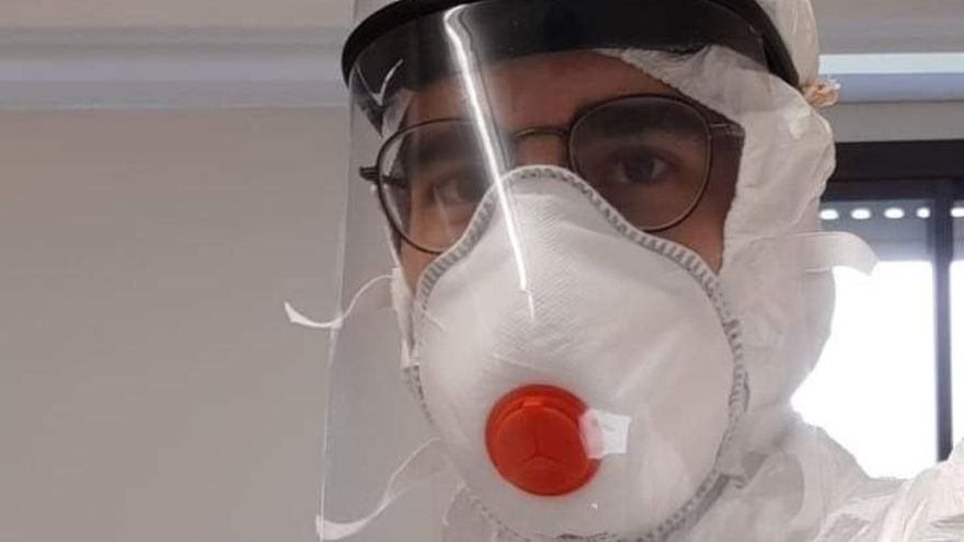 Enrique Cuñat, presidente de MIR España, con el equipo de protección.