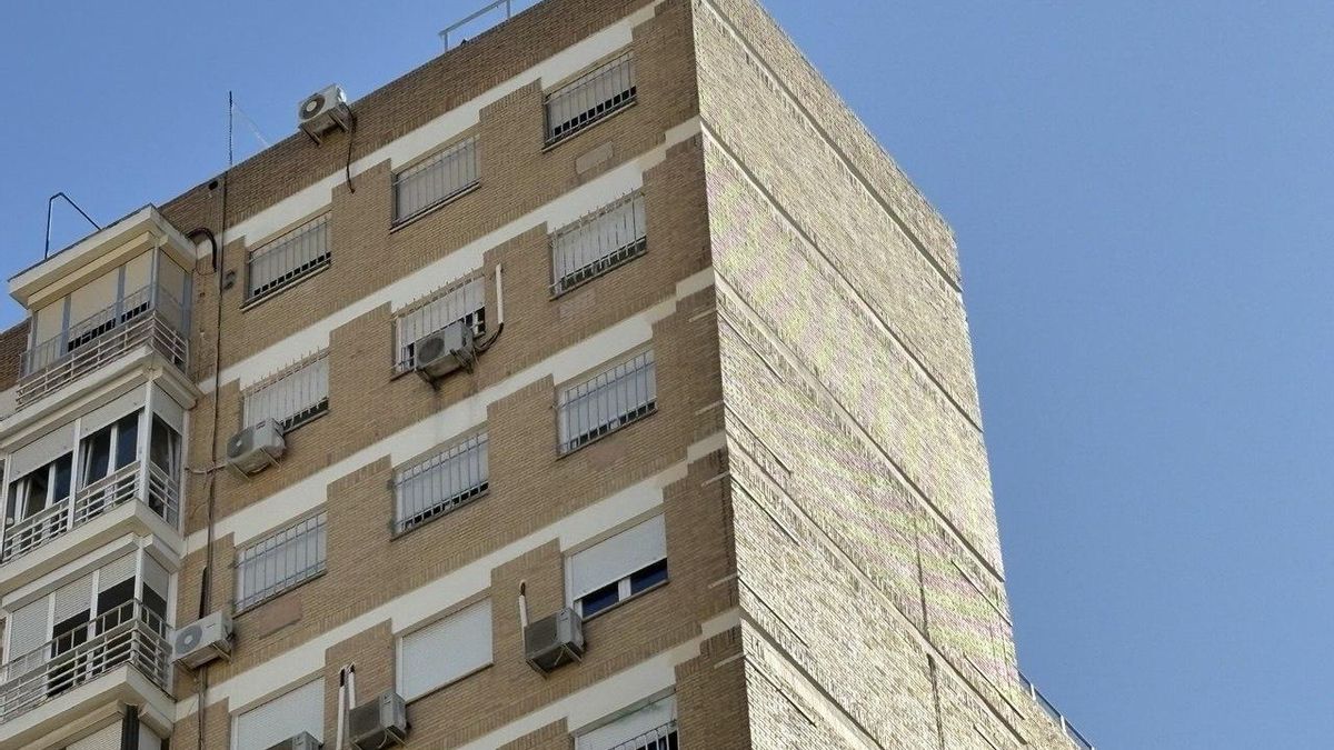 Algunas torres que rodean la parcela presentan refuerzos estructurales en las esquinas, lo que ha alimentado el temor a que la excavación del aparcamiento subterráneo pueda afectar a los cimientos